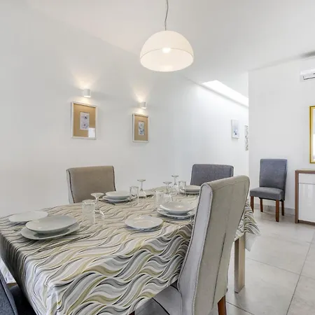 Penthouse With Large Terrace In Lägenhet