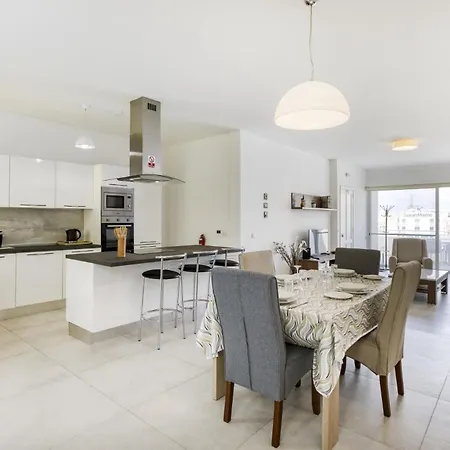 Penthouse With Large Terrace In Lägenhet