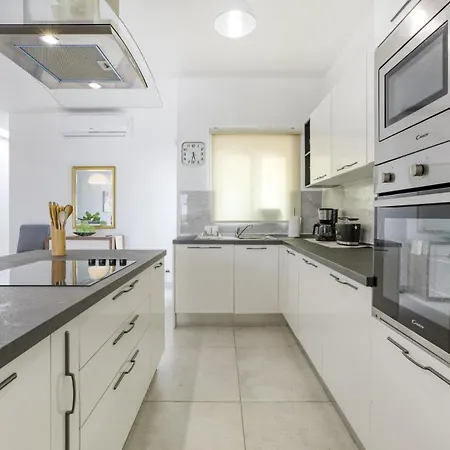Penthouse With Large Terrace In Lägenhet Gzira