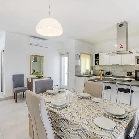 Penthouse With Large Terrace In Lägenhet