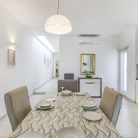 Penthouse With Large Terrace In Lägenhet *
