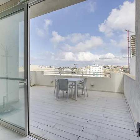 Penthouse With Large Terrace In Lägenhet Gzira